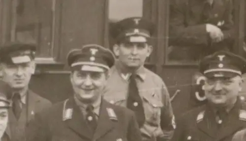 zwei alte Fotos Soldaten vers Uniformen - Waggon und Feierlichkeit ? 25.02.1934
