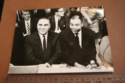 tolles altes Pressefoto - Max Schmeling u. Joe Louis 1966 bei Boxkampf Clay & Mi