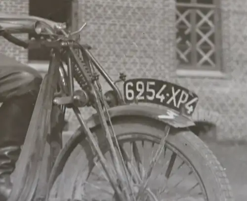 tolles altes Negativ deutsche Soldaten mit französischem Motorrad Dreirad 