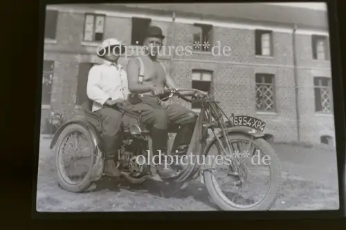 tolles altes Negativ deutsche Soldaten mit französischem Motorrad Dreirad 