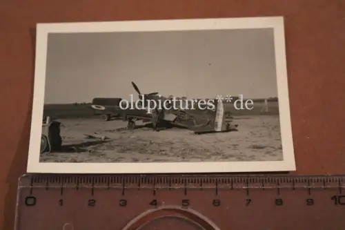 altes Foto - französisches zerstörtes Jagdflugzeug Kennung 8 MS406C