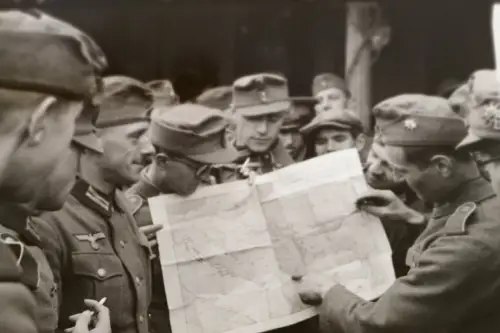 altes Negativ - Gruppe Gebirgsjäger schauen auf Landkarte Jugoslawien 