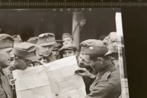 altes Negativ - Gruppe Gebirgsjäger schauen auf Landkarte Jugoslawien 