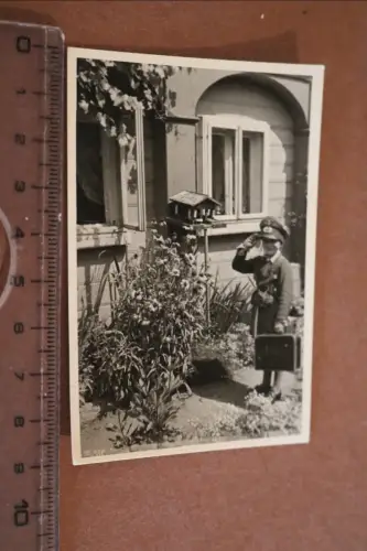 tolles altes Foto - Mädchen als Soldat verkleidet mit Koffer - 1943