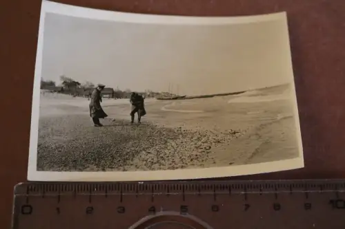 tolles altes Foto Soldaten am Strand , Fischerboote, Kirche im Hintergrund 