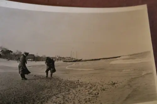 tolles altes Foto Soldaten am Strand , Fischerboote, Kirche im Hintergrund 