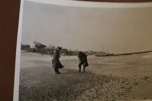 tolles altes Foto Soldaten am Strand , Fischerboote, Kirche im Hintergrund 