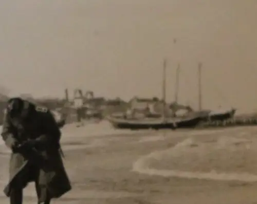 tolles altes Foto Soldaten am Strand , Fischerboote, Kirche im Hintergrund 