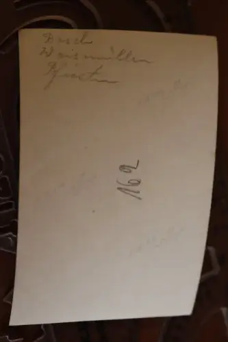 tolles altes Foto Soldaten am Strand , Fischerboote, Kirche im Hintergrund 