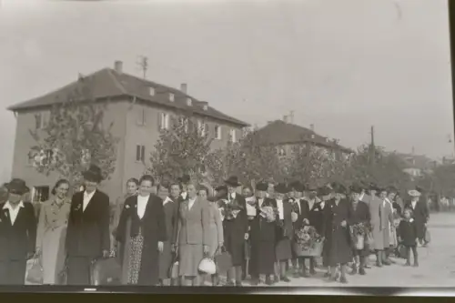 zwei alte Negative - Gruppe Frauen - und ein Offizier - für Afrika Truppen 1943