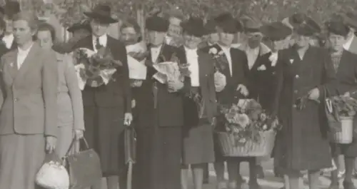 zwei alte Negative - Gruppe Frauen - und ein Offizier - für Afrika Truppen 1943