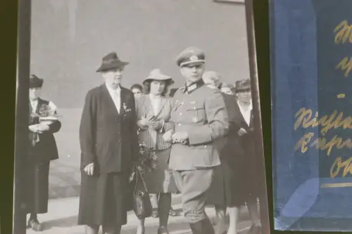 zwei alte Negative - Gruppe Frauen - und ein Offizier - für Afrika Truppen 1943