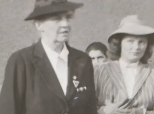 zwei alte Negative - Gruppe Frauen - und ein Offizier - für Afrika Truppen 1943