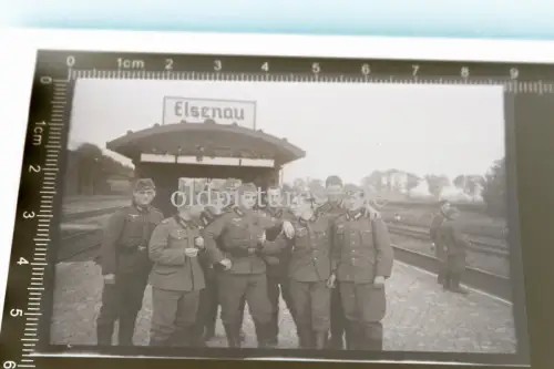 tolles altes Negativ -Gruppe Soldaten Bahnhof Elsenau - Pommern 30-40er Jahre
