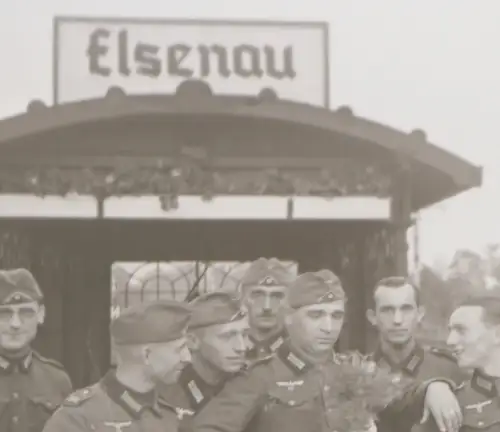 tolles altes Negativ -Gruppe Soldaten Bahnhof Elsenau - Pommern 30-40er Jahre