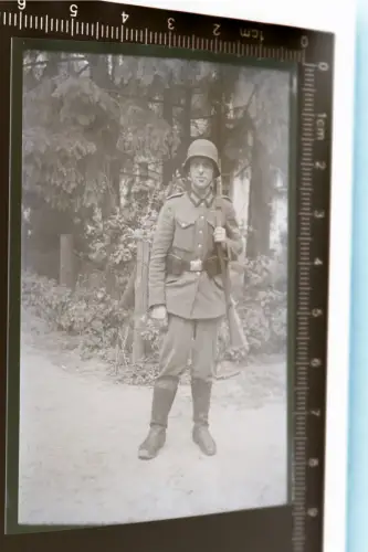 tolles altes Negativ -Soldat mit Karabine rnd Stahlhelm 30-40er jahre 