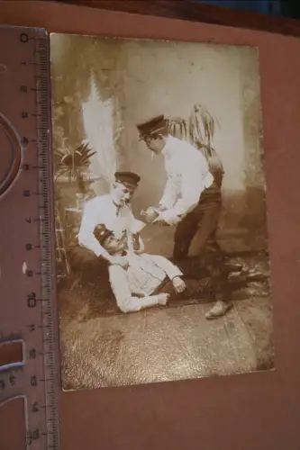 tolle alte Fotokarte - drei Männer Matrosen ? füllen einen ab - 1900-1910 ?
