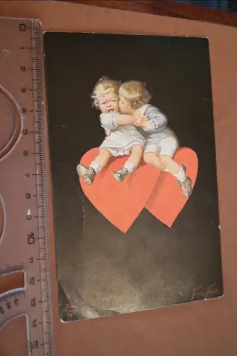 tolle alte  Künstlerkarte - zwei Herzen mit zwei Kindern - Francis Fernon 1922