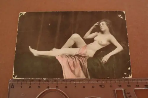 tolle alte Fotokarte - hübsches nackte Frau rosa Tuch - Akt - 1927 - original