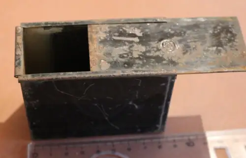 alte Metallbox schwarz - Schiebedeckel FaB ?? Aschenbecher ? 