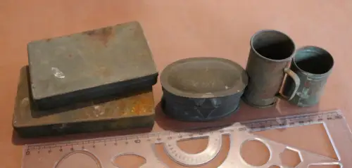 fünf verschiedene alte Blechdosen und Becherchen - Alter ???? 