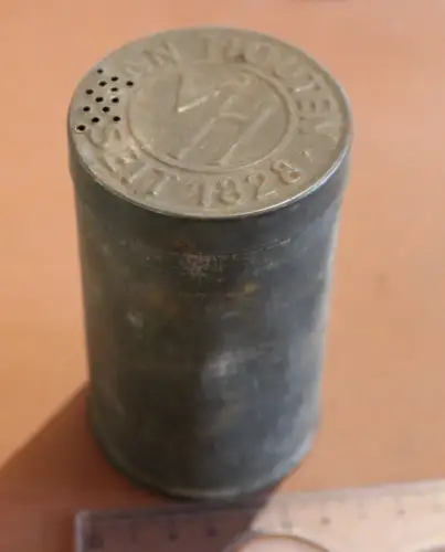 tolle alte Kakaodose  mit Streulöcher der Marke Van Houten seit 1828