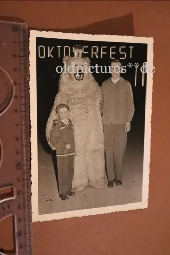tolles altes  zwei Jungs und Person im Eisbärkostüm - Oktoberfest Berlin 60er Ja