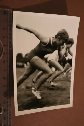 tolles altes Foto  Sportlerin Läuferin beim Start 
