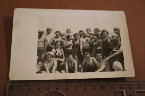 tolles altes Gruppenfoto - Badegäste am Strand - Ort ???  20-30er Jahre 