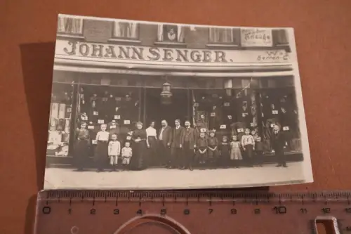 tolles altes Foto Bekleidungsgeschäft Johann Senger mit Familie davor - 1910-30 
