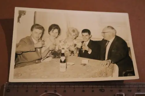 tolles altes Gruppenfoto - Gäste beim Lindenwirt zu Rüdesheim 50-60er Jahre 