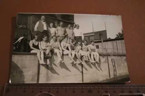 tolles altes Gruppenfoto - Männer und Frauen in Badezeug 1934