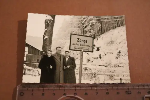 tolles altes Foto - Famile am Ortsschild Zorge - Blankenburg - Zonengrenzbezirk 