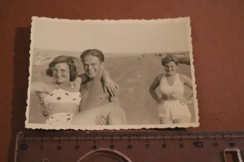 tolles altes Foto - zwei hübsche Frauen im Bikini und Mann - Kiel 1948