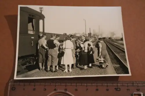 tolles altes Foto - Personen am Bahnhof  30-50er Jahre ? - Ort ?