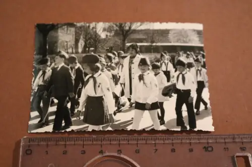 tolles altes Foto - Festmarsch - DDR Jungpioniere - Ort ?? 60-70er Jahre 