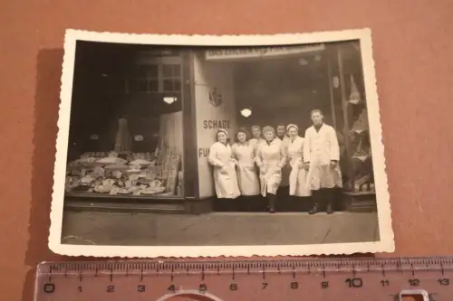 tolles altes Foto - Mitarbeiter vor Geschäft - Das Zeichen SF für Qualität  ????