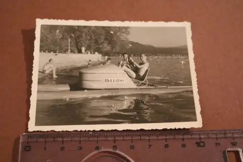 tolles altes Foto -Personen auf Tretboot BY-LI-890 - 30-50er Jahre ?