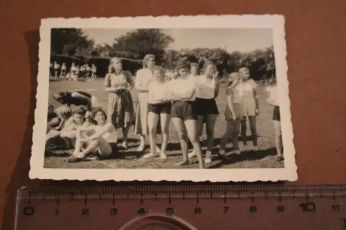tolles altes Foto Gruppe Mädels im Sportdress - BDM ?? 30-50er Jahre ?