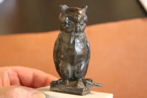 tolle alte Bronze? Figur - Eule auf einem Buch mit Marmorsockel - Alter ?