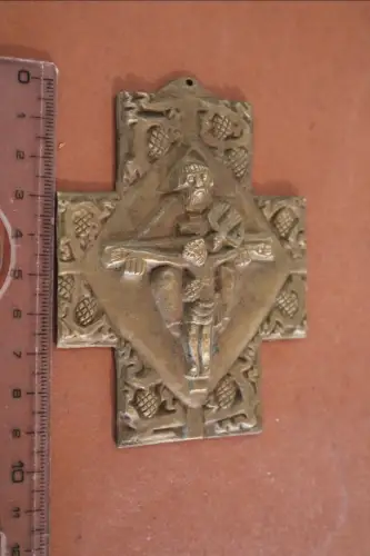 tolles altes Messingkreuz 10 cm x 7,5 cm rückseitig mit Aufschrift Wandkreuz 