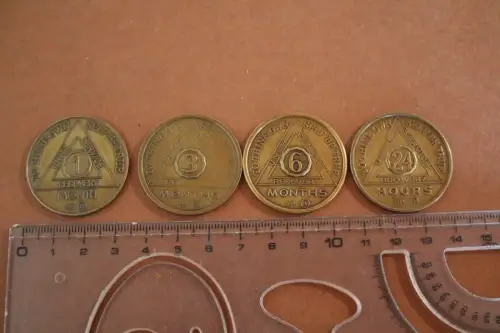 vier tolle alte Münzen Nüchternheitsmünzen (Sobriety Coins) der Anonymen Alkohol