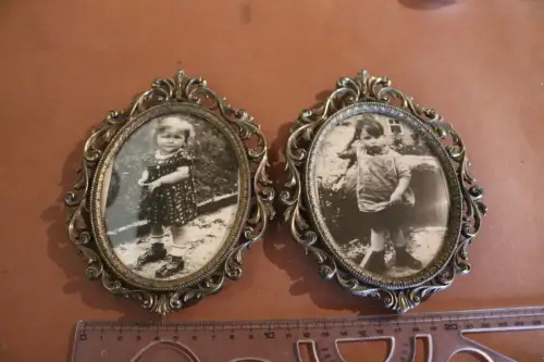 zwei alte ovale Bilderrahmen mit Foto - Vintage - Alter ??? 