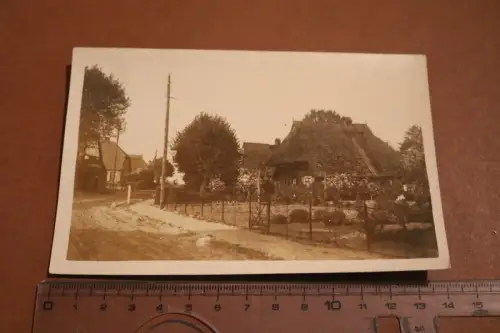 tolles altes Foto - Straße Häuser Reeddach - Raum Ostseebad Wustrow 1932