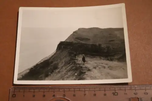 tolles altes Foto - Mann steht an Steilklippe - Insel -??  1937 