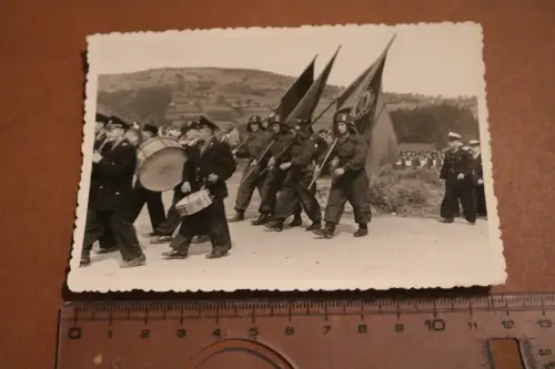 tolles altes Foto - Festumzug - Feuerwehr - Feuerwehrmänner - DDR - Ort ?