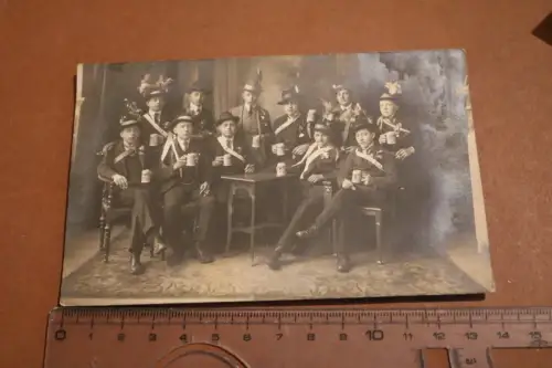 tolles altes Gruppenfoto - Jungs mit Schärpen und Bierkrug ? Bayern ? 1910-30