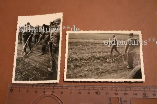 zwei tolle alte Fotos - Soldaten mit Minensuchgerät - Wehrmacht 