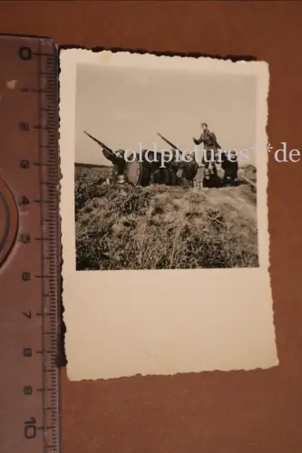 tolles altes Foto - Flakscheinwerfer-Stellung Soldaten Gewehr im Anschlag 