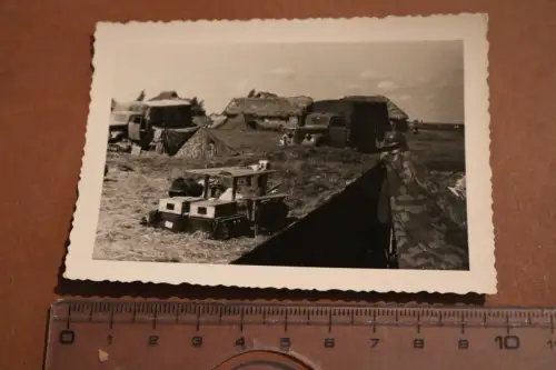 tolles altes Foto - Feldlager zwischen Holzhütten PKW´s - Russland ?